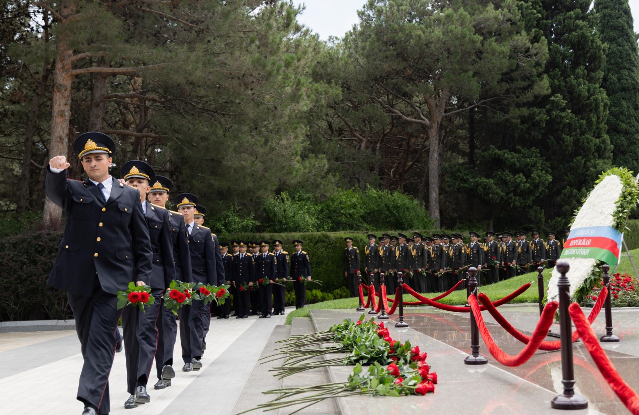 DİN-in kursantları Heydər Əliyevin məzarını ziyarət ediblər - FOTOLAR (VİDEO)